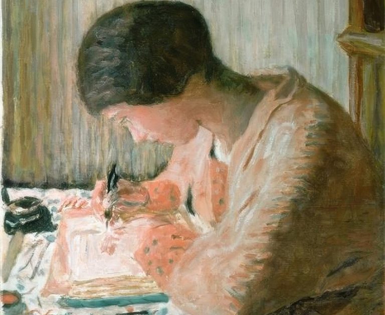 «Mujer escribiendo», Pierre Bonnard, 1905. Mujer joven con un vestido de tonos cálidos está escribiendo en una mesa. Delante de ella tiene un tintero y detrás una estantería.